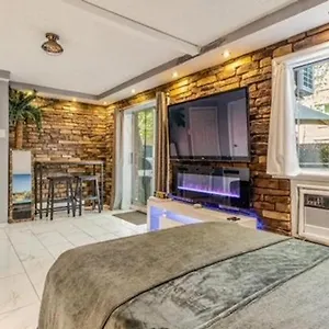 Summer Getaway In Brooklyn Private Room, Bath, Kitchen & Backyard Apartment